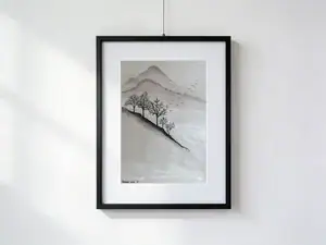 Vallata innevata con alberi spogli in controluce, riflessi argentati sulla neve e montagne sfumate nella nebbia con uccelli in volo.