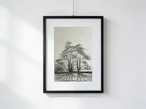 Quattro platani con primi germogli e lunghe ombre in un paesaggio monocromatico con lago e montagne sfumate sullo sfondo.