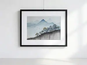 Paesaggio alpino con prime nevi, alberi quasi spogli con foglie dorate e uccelli in volo su cielo freddo.