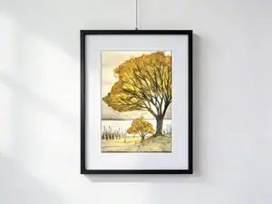 Grande albero dalle foglie dorate con piccolo alberello sotto la chioma, lago sullo sfondo in paesaggio autunnale.