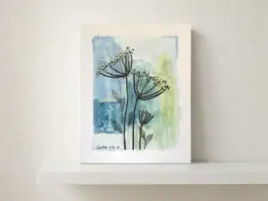 Piccolo giardino astratto 8, acquarello, acrilico e china di Gordana Majic con forme ispirate a fiori e foglie su cartoncino telato rettangolare.