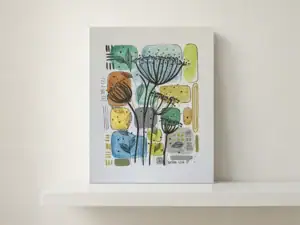 Piccolo giardino astratto 9, acquarello, acrilico e china di Gordana Majic con forme ispirate a fiori e foglie su cartoncino telato rettangolare.