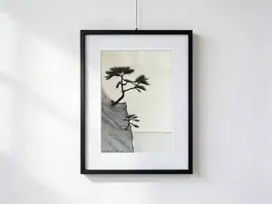 Acquarello di due alberi neri su una scogliera: uno più grande e uno più piccolo, vicini sul bordo del precipizio, come una madre e una figlia che si sostengono a vicenda.