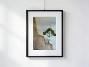 Acquarello di Gordana Majic con albero solitario in una piccola oasi su parete rocciosa, uccelli in volo in una valle desertica, formato 30 x 40 cm con paspartout