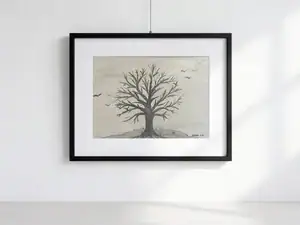 Albero spoglio grigio scuro su sfondo grigio velato con stormo di uccelli in volo, acquarello con china e matita, 30×40 cm con paspartout