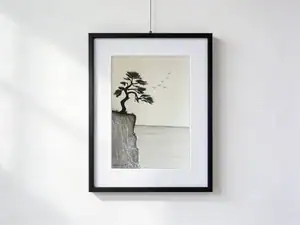 Acquarello in bianco e nero di un albero nero sospeso sull’orlo di una scogliera, con piccoli uccelli che volano nel vento sopra il vuoto sottostante.