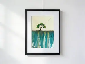 Albero nero con tocchi dorati su bordo di scogliera sopra abisso turchese, con uccelli in volo nel cielo sereno, acquarello 30×40 cm con paspartout