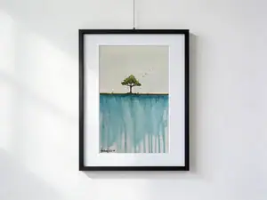 Albero nero con foglie dorate che cadono da una scogliera sopra cascata turchese, uccelli in volo, acquerello 30×40 cm con paspartout