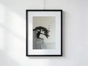 Acquarello di un albero nero dal tronco molto grosso, radicato sull’orlo di una scogliera, con uccelli che volano nel cielo sopra il vuoto sottostante.