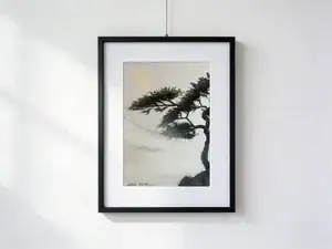 Acquarello di un albero nero sulla cima di una montagna, avvolta dalla nebbia, con un sole dorato che spunta tra le nuvole e illumina la valle sottostante