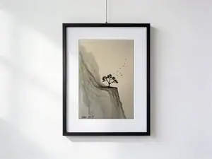 Albero nero sospeso su una parete rocciosa, circondato da uccelli nel vento e da riflessi dorati che illuminano la roccia, simbolo di vita tenace sull’orlo dell’abisso.