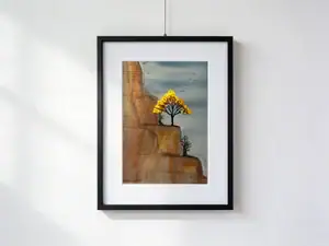 Acquarello di un paesaggio immaginario tipo canyon, con pareti rocciose nei toni caldi e un albero solitario che emerge dalla roccia in una valle desertica.
