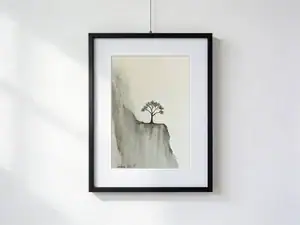 Acquarello in bianco e nero di un albero nero su una parete rocciosa, con foglie che cadono nel vento e una cascata vicina i cui spruzzi appaiono dorati alla luce del sole.