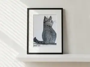 Il gatto grigio Oscar, acquarello, china e matita di Gordana Majic con un gatto grigio seduto, coda arrotolata e sguardo curioso rivolto verso l’alto su fondo chiaro.
