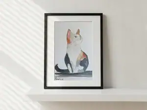 Il gattino calico in attesa, acquarello, china e matita di Gordana Majic con un piccolo gatto pezzato seduto, coda scura arricciata e sguardo rivolto verso l’alto su fondo chiaro.