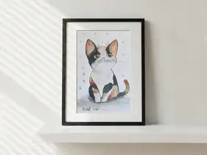 Il gattino calico di fantasia, acquarello, china e matita di Gordana Majic con un piccolo gatto pezzato seduto, occhi verdi grandi e sguardo curioso su fondo chiaro punteggiato.
