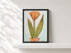 Fiore materico in vaso, opera di Gordana Majic con un grande fiore stilizzato in rilievo, realizzato con tela stropicciata e acrilico su cartoncino telato, in cornice nera.