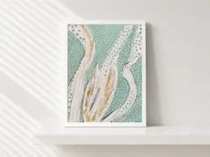 Onde materiche dorate, opera astratta di Gordana Majic con fasce in rilievo bianche e dorate su fondo verde acqua puntinato, acrilico e collage materico su cartoncino telato in cornice bianca.