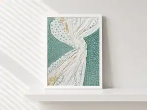 Onde materiche dorate 2, opera astratta di Gordana Majic con fasce in rilievo bianche e dorate su fondo verde acqua puntinato, acrilico e collage materico su cartoncino telato in cornice bianca.