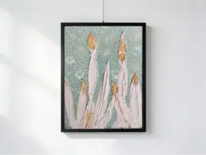 Petali materici dorati 2, opera astratta di Gordana Majic con grandi forme in rilievo bianche e dorate simili a petali su fondo verde acqua puntinato, acrilico e collage materico su cartoncino telato in cornice nera.