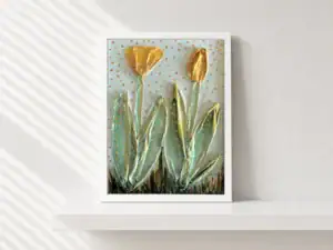 Tulipani materici dorati, opera astratta di Gordana Majic con tulipani in rilievo dorati su fondo verde acqua puntinato, acrilico e collage materico su cartoncino telato in cornice bianca.