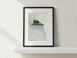 Il bosco sospeso sul dirupo, acquarello astratto di Gordana Majic con una lingua di roccia a picco, alberi stilizzati in cima e sfondi sfumati in toni di grigio e azzurro con uccelli in volo.