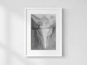 La cascata dell’albero con l’altalena, acquarello e matita in scala di grigi di Gordana Majic con un albero spoglio su un dirupo, cascata luminosa con pigmenti d’argento e piccola altalena appesa al ramo.
