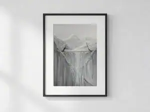 La cascata tra due alberi solitari, acquarello e matita in scala di grigi di Gordana Majic con due alberi spogli ai lati di una grande cascata davanti a montagne nebbiose e uccelli in volo.