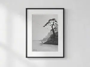 L’attesa del pesciolino, acquarello e matita in scala di grigi di Gordana Majic con un albero su rocce, montagne sullo sfondo e un uccello sulla riva che osserva l’acqua in cerca di un pesciolino.