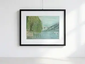 Il salice piangente a Muralto in primavera, acquarello e matita di Gordana Majic con un grande salice verde sul lungolago, scaletta in pietra, lago calmo e montagne sullo sfondo.
