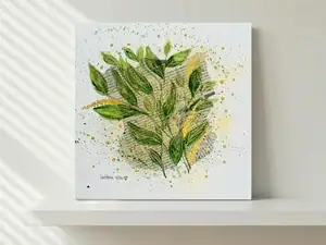 Piccolo giardino astratto 16, acquarello, acrilico e china di Gordana Majic con forme ispirate a fiori e foglie su cartoncino telato quadrato.
