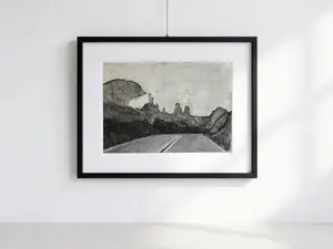 La strada verso la chiesa di Sedona, acquarello in bianco e nero di Gordana Majic con una lunga strada dritta che conduce verso le rocce di Sedona e la Chapel of the Holy Cross incastonata nella parete rocciosa.