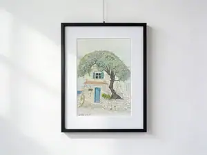 La casa di pietra con l’ulivo in Istria, acquarello e matita di Gordana Majic con una piccola casa in sasso, porta blu e grande ulivo davanti alla facciata, atmosfera mediterranea.