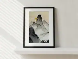Montagne al sole dorato, acquarello, china e matita di Gordana Majic con alte montagne in toni di grigio e una cima scura davanti a un sole dorato che crea un’atmosfera mistica.