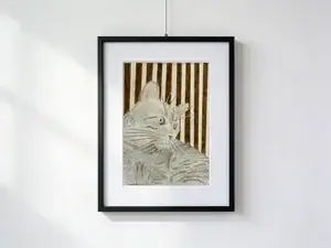 Oscar davanti alla parete di legno, acquarello, china e matita di Gordana Majic con il gatto grigio Oscar in primo piano e sfondo di listelli di legno verticali dorati.