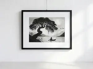 Il pescatore al tramonto sotto l’albero, acquarello e matita in bianco e nero di Gordana Majic con grande albero sulla riva, pescatore con cappello a cono in barca su lago e montagne sullo sfondo.