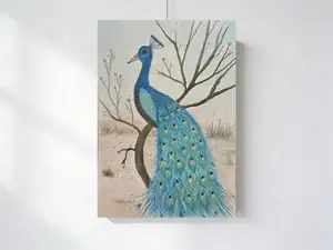 Il pavone dai riflessi dorati, acquarello, china e matita di Gordana Majic con un pavone azzurro su un ramo e lunga coda decorata da ocelli con riflessi dorati su cartoncino telato.