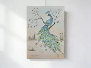 Il pavone tra i fiori rosa, acquarello, china e matita di Gordana Majic con pavone azzurro chiaro su un ramo in fiore e lunga coda ricca di ocelli gialli e blu su cartoncino telato.