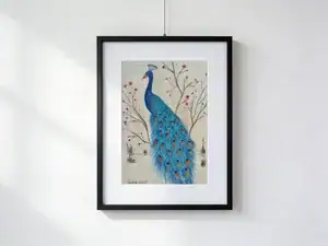 Il pavone nel giardino, acquarello, china e matita di Gordana Majic con pavone blu intenso in piedi e lunga coda ricca di ocelli, circondato da rami con fiori rossi su cartoncino.