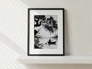 Il pescatore sotto il grande albero, acquarello monocromatico di Gordana Majic con un grande albero in primo piano, lago calmo e pescatore in barca al centro dell’acqua, montagne in lontananza.