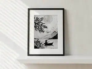 Il pescatore sotto la luna piena, acquarello monocromatico di Gordana Majic con ramo scuro in primo piano, grande luna nel cielo, pescatore con cappello a cono in barca sul lago e montagne sullo sfondo.