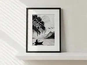 Il pescatore alla luce della luna, acquarello monocromatico di Gordana Majic con grande albero scuro in alto a sinistra, luna piena luminosa, pescatore in barca sul lago e montagne sullo sfondo con uccelli in volo.