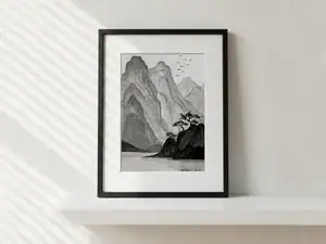 Montagne emerse dalla nebbia, acquarello monocromatico di Gordana Majic con alte montagne stratificate in toni di grigio, rocce in primo piano con piccoli alberi e gruppo di uccelli in volo.