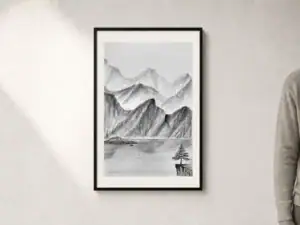 Paesaggio montano in carboncino con lago, piccola barca, alberi, uccelli e montagne nella foschia, presentato con passepartout e cornice nera; dimensioni esterne 52 × 72 cm.