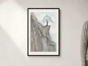 Acquerello di un albero solitario con foglie verdi sul bordo di una parete rocciosa a strapiombo, con uccelli nel cielo e sfondo chiaro; opera con passepartout e cornice nera, dimensioni esterne 52 × 72 cm.