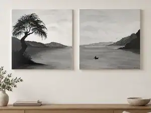 Dipinto monocromatico ad acrilico su tela: un pescatore solitario in barca su un lago calmo, con montagne sulla destra e piccoli uccelli in volo sotto un cielo chiaro; 80 × 80 cm, telaio profondo 35 mm con bordo bianco.