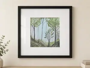 Acquarello e china su carta raffigurante un bosco dai toni verdi chiari, grigi e azzurri, con alberi alti e sottili, chiome leggere e un arbusto al centro; dipinto 29 × 29 cm, con passepartout bianco, vetro protettivo e cornice nera, dimensioni esterne 54 × 54 cm.