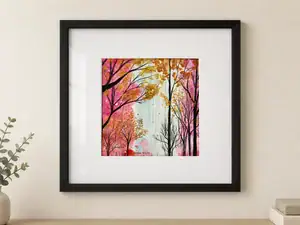 Acquarello e china su carta raffigurante un bosco dai toni rosa, fucsia e ocra dorato, con tronchi e rami scuri, foglie leggere e una radura chiara sullo sfondo; dipinto 29 × 29 cm, con passepartout bianco, vetro protettivo e cornice nera, dimensioni esterne 54 × 54 cm.