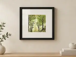 Acquarello e china su carta raffigurante un bosco luminoso dai toni verde chiaro e giallo-verde, con alberi alti, cespugli in primo piano e luce filtrata tra i tronchi; dipinto 19,5 × 19,5 cm, con passepartout bianco, vetro protettivo e cornice nera scanalata, dimensioni esterne 38 × 38 cm.