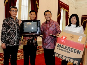 SKP Komunikasi dan Menteri Perindustiran bersama Kusrin (dua dari kiri), perakit televisi tabung, berpose bersama setelah diterima Presiden Jokowi di Istana (25/1). (Foto: Biro Pers dan Media, Sekretariat Presiden)